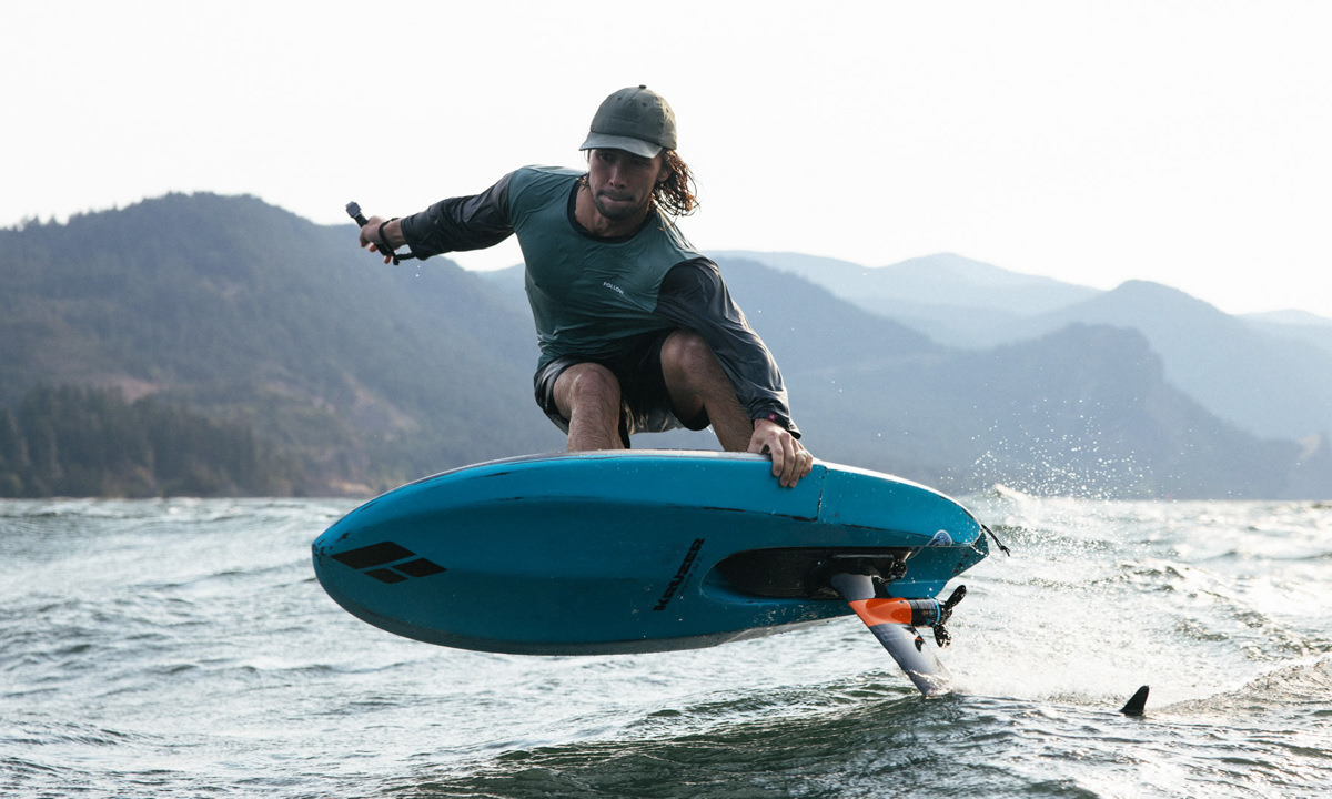 Code Foils x Integrated Foil Drive Mast in Action Surf-Foilen